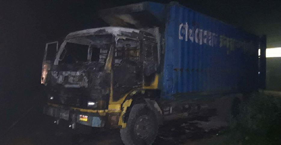 ফেনীতে কাভার্ড ভ্যানে আগুন