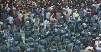 প্রেসক্লাবের সামনে পুলিশের অনুরোধে তিন ঘণ্টা আগেই অনশন শেষ