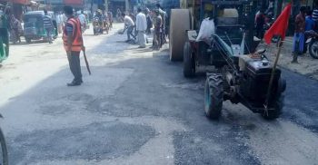 ফেনী-সোনাগাজীর রাস্তা ইট-বালু দিয়ে চলছে জোড়াতালির সংস্কার