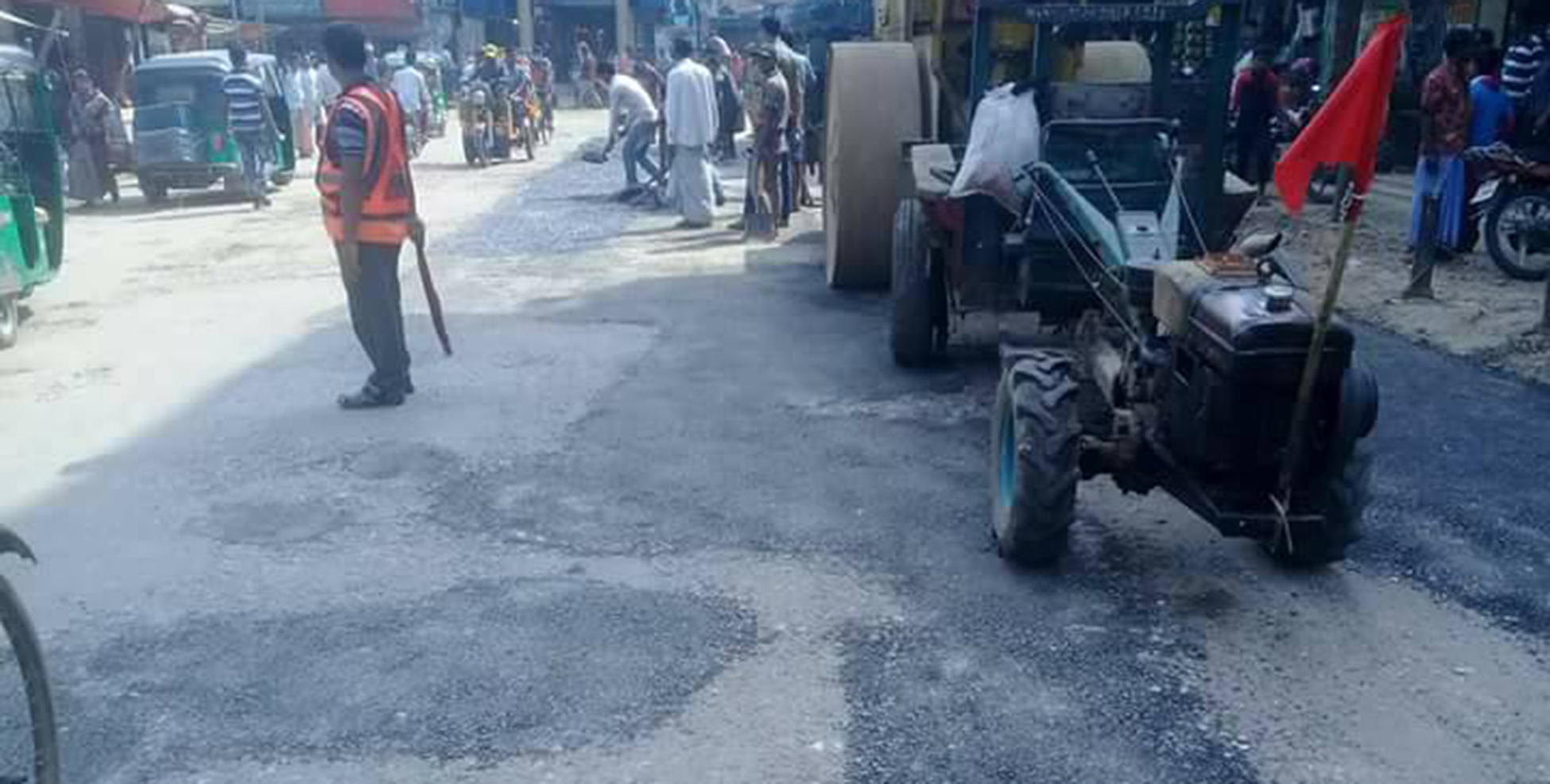 ফেনী-সোনাগাজীর রাস্তা ইট-বালু দিয়ে চলছে জোড়াতালির সংস্কার