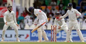 হার এড়াতে শেষ দিনের কঠিন লড়াই শুরু