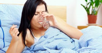 সকালে ঘুম থেকে উঠে খালি পেটে এক গ্লাস পানি খাওয়ার উপকারিতা জেনে নিন