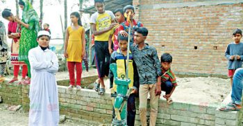 নলকূপের পাইপ দিয়ে উঠছে গ্যাস