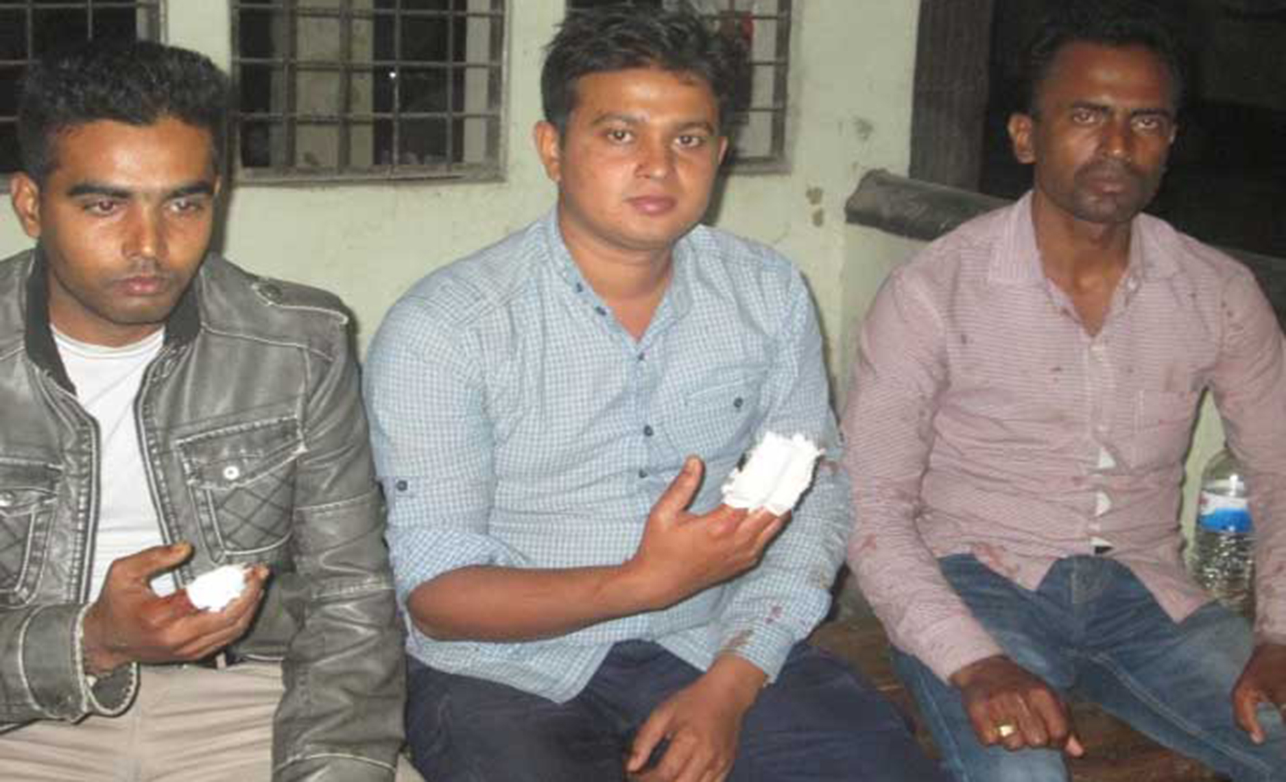 সাদা পোশাকে আসামি ধরতে গিয়ে ৩ পুলিশ আহত