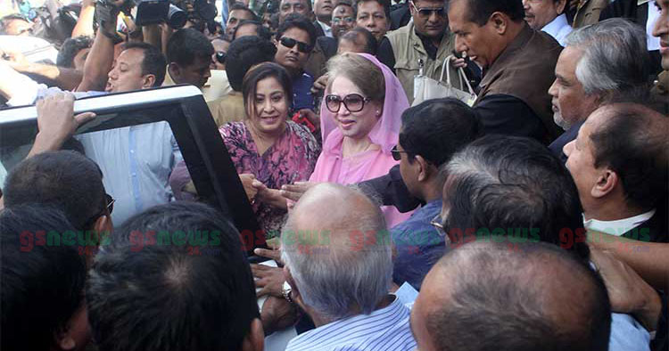 আদালত প্রাঙ্গনে পৌঁছেছেন বেগম জিয়া