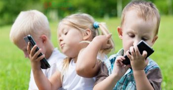 আপনিও কি শিশুর হাতে স্মার্টফোন ধরিয়ে দিচ্ছেন?