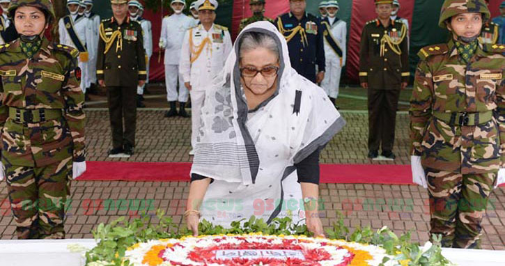 বঙ্গবন্ধুর প্রতিকৃতিতে শ্রদ্ধা জানিয়েছেন প্রধানমন্ত্রীর