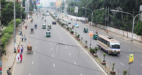 সড়কে যান চলাচল কম, ভোগান্তি জনসাধারণের ।