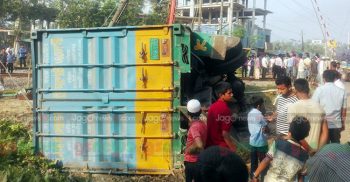 ফেনীতে কাভার্ড ভ্যানে ট্রেনের ধাক্কা ভ্যান চালকসহ নিহত ৩ জন