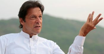 আমি ভালো ক্যাচ ধরতে পারি ‘আমাকে জুতা ছুড়লে পাল্টা ছুড়ব’:ইমরান খান