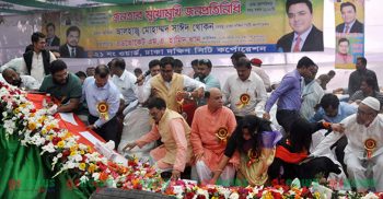 মঞ্চ ভেঙে পড়ে গেলেন মেয়র সাঈদ খোকন