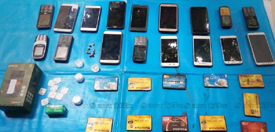 তিন ব্যাংক কর্মকর্তাসহ গ্রেফতার ১০ ‘মাস্টারকার্ড ডিভাইসে’র মাধ্যমে এইচএসসিতেও প্রশ্নফাঁসের চেষ্টা