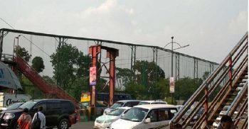 ফুটওভারব্রিজ অপসারণ, ঝুঁকি নিয়ে সড়ক পারাপার