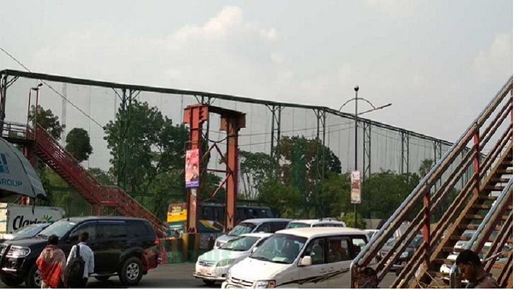 ফুটওভারব্রিজ অপসারণ, ঝুঁকি নিয়ে সড়ক পারাপার