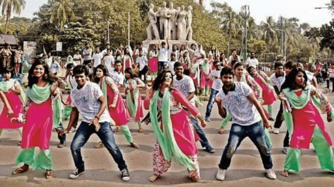 বিশ্ববিদ্যালয়ের ছাত্র-ছাত্রীরা লাইব্রেরিতে গিয়ে প্রেম করে!
