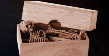 ছাদে বল খুঁজতে গিয়ে বেরিয়ে এল বাক্সবন্দি শিশুর কঙ্কাল