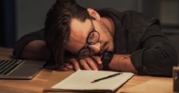 মস্তিষ্ক সজাগ করে ঘুম কাড়ে যে রঙ