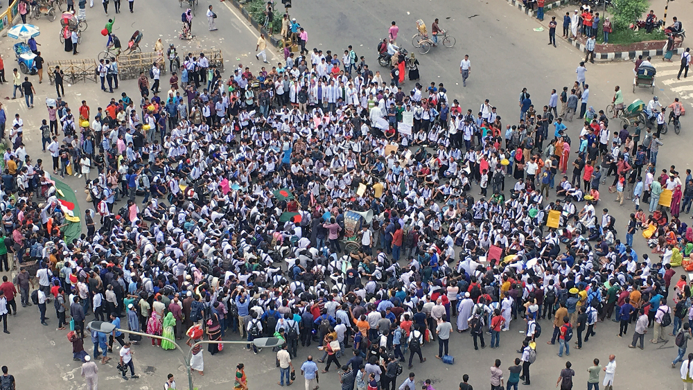 দাবি বাস্তবায়ন ছাড়া ঘরে ফিরবে না শিক্ষার্থীরা