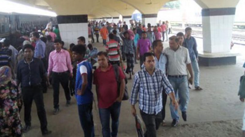ঢাকায় ফিরতেও বাড়তি ভাড়া আদায়ের অভিযোগ