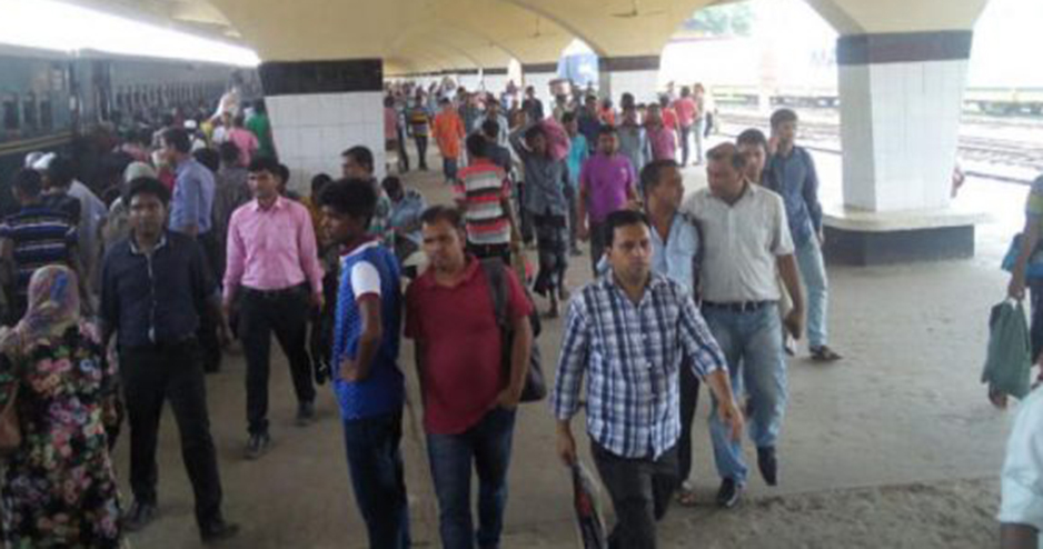 ঢাকায় ফিরতেও বাড়তি ভাড়া আদায়ের অভিযোগ