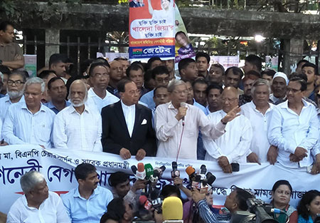 খালেদা জিয়াকে কারাগারে রেখে সংলাপের আমন্ত্রণ একে অপরের সঙ্গে সাংঘর্ষিকঃ মির্জা ফখরুল ইসলাম আলমগীর।