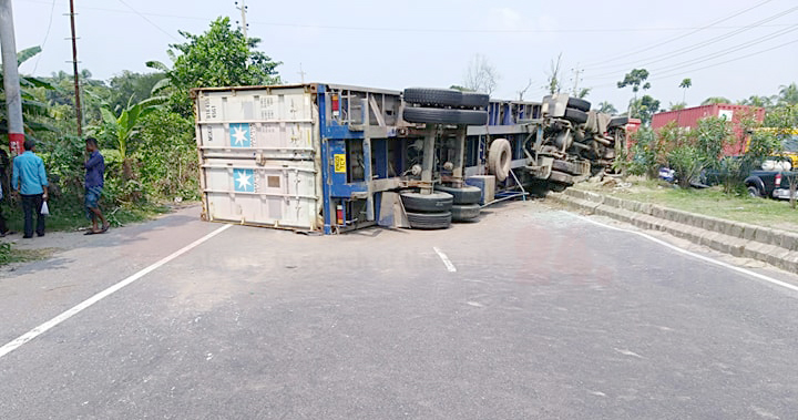 ফেনীর লালপুলে কাভার্ডভ্যান উল্টে প্রায় ১২ ঘন্টা যান চলাচলে বিঘ্ন