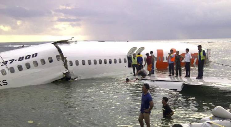 ইন্দোনেশিয়ায় বিধ্বস্ত বিমান থেকে নিহত ২৪ জনের মরদেহ উদ্ধার