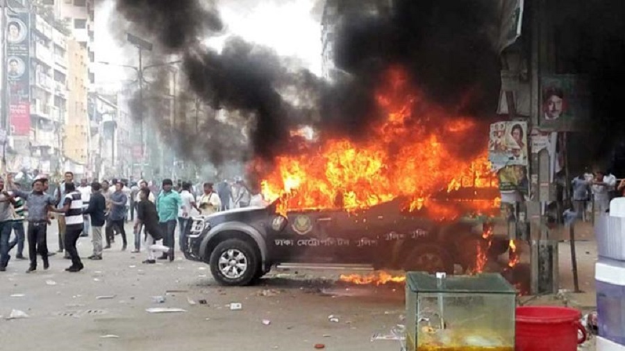 নয়াপল্টনে বিএনপির কেন্দ্রীয় কার্যালয়ের সামনে পুলিশের সঙ্গে বিএনপি নেতাকর্মীদের সংঘর্ষ