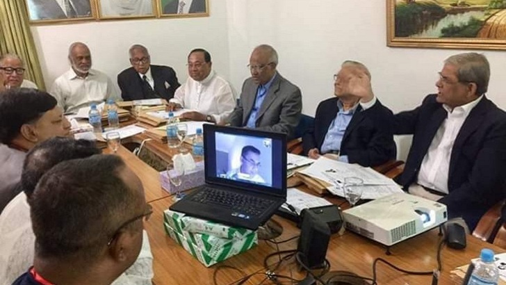 ভিডিও কনফারেন্সে সাক্ষাৎকার নিচ্ছেন তারেক রহমান