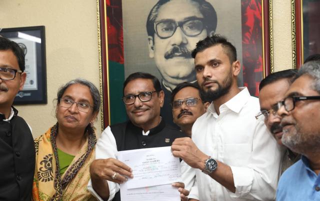 আওয়ামীলীগের মনোনয়ন ফরম কিনলেন মাশরাফি