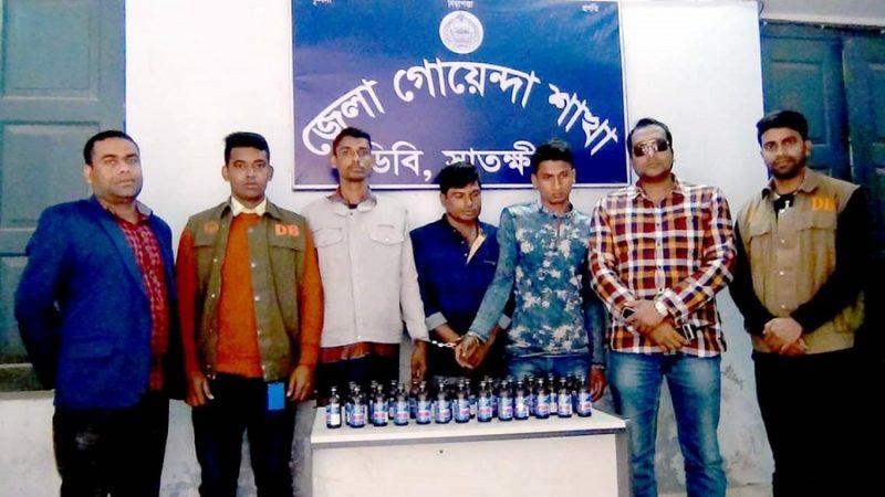 সাতক্ষীরার ভোমরা সীমান্তে ফেনসিডিলসহ আটক তিন।