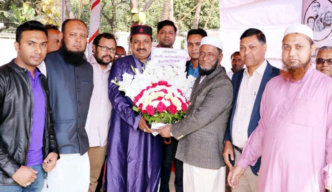 নিজাম হাজারী এমপিকে ফেনী কম্পিউটার  ইনস্টিটিউট অধ্যক্ষের ফুলেল শুভেচ্ছা