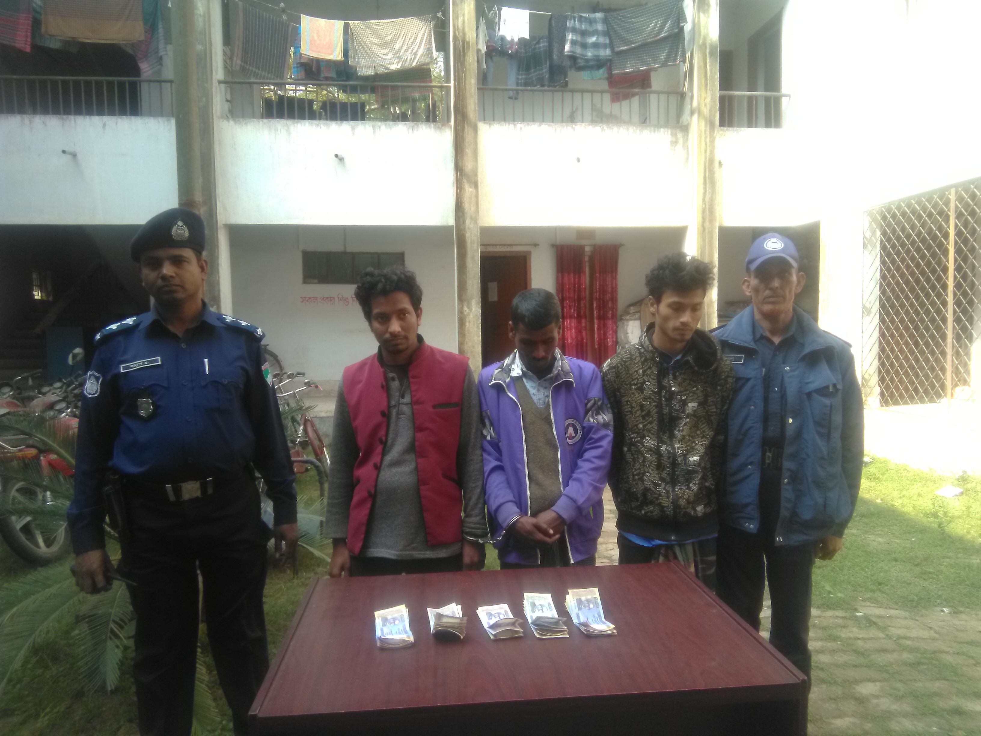 জাল নোটসহ সাতক্ষীরায় জামায়াতের আমীরের স্ত্রী ও ছেলে আটক