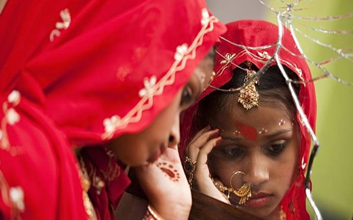 ১৭ বছর বয়সী কিশোরকে বিয়ে করে তরুণী আটক