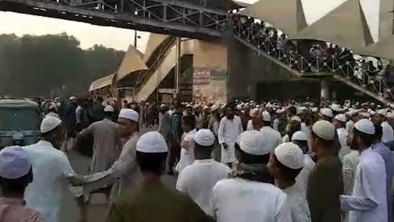 তাবলিগ জামাতের দু’পক্ষের ধাওয়া-পাল্টা ধাওয়ায় দুর্ভোগ বিমানবন্দর সড়কে