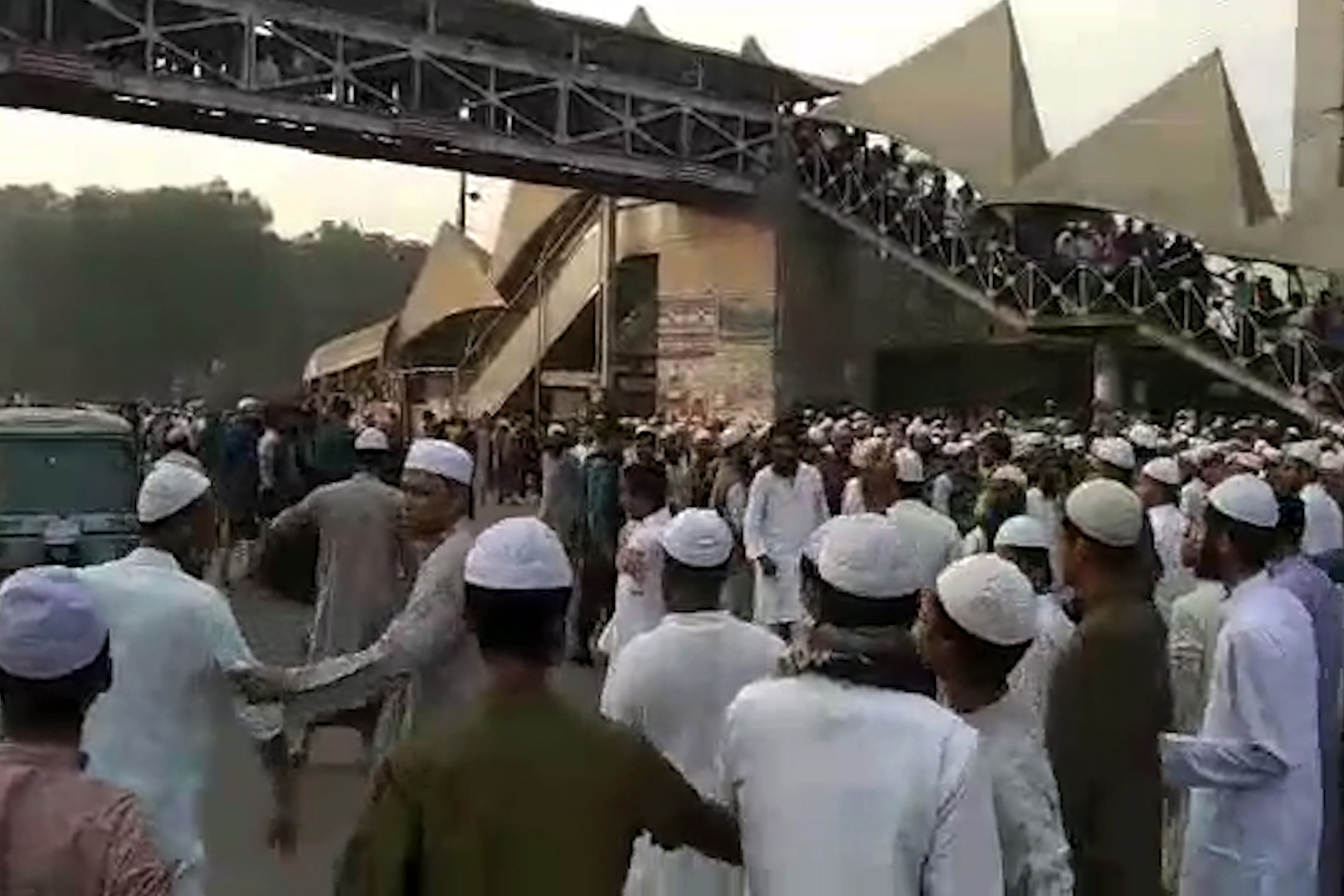 তাবলিগ জামাতের দু’পক্ষের ধাওয়া-পাল্টা ধাওয়ায় দুর্ভোগ বিমানবন্দর সড়কে