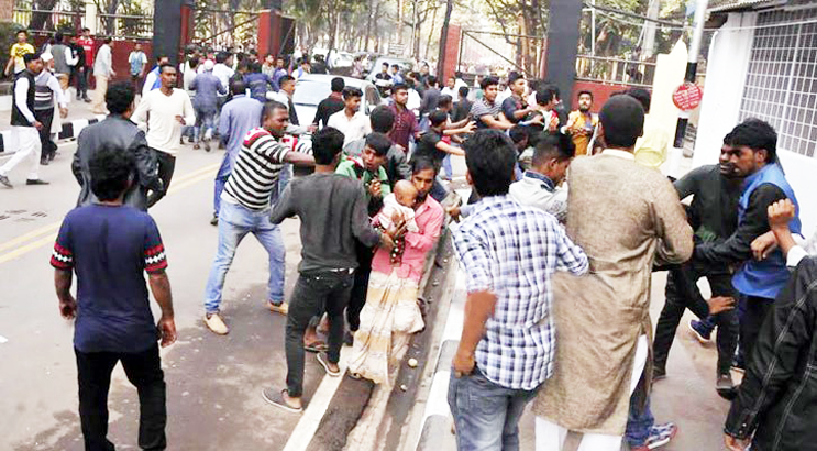 বুদ্ধিজীবী স্মৃতিসৌধ থেকে ফেরার পথে ড. কামালের গাড়িবহরে হামলা