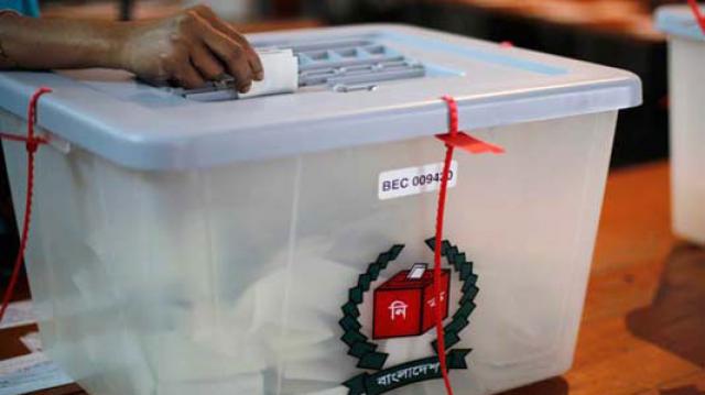 কেন্দ্রের বাইরে লম্বা ‘নকল’ লাইন !!