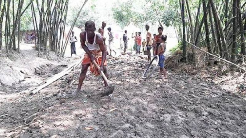 ইউপি সদস্য হয়েও মাটি কেটে সংসার চালান সাইফুল