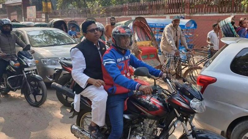 বাইকে চড়ে অফিসে তথ্য ও যোগাযোগ প্রযুক্তি প্রতিমন্ত্রী