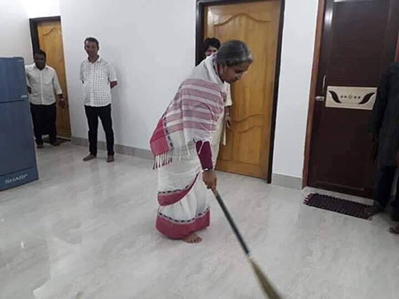 শিক্ষামন্ত্রী নিজের দপ্তর নিজে পরিষ্কার করলেন