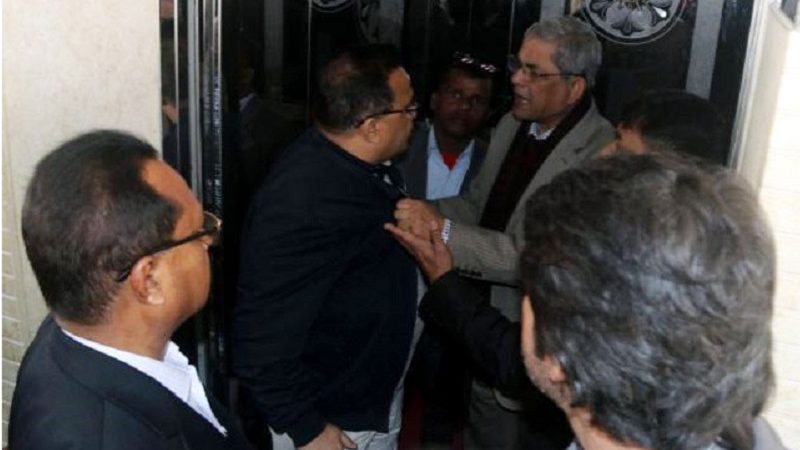 বগুড়ায় হঠাৎ বিএনপি নেতার কলার চেপে ধরলেন ফখরুল!