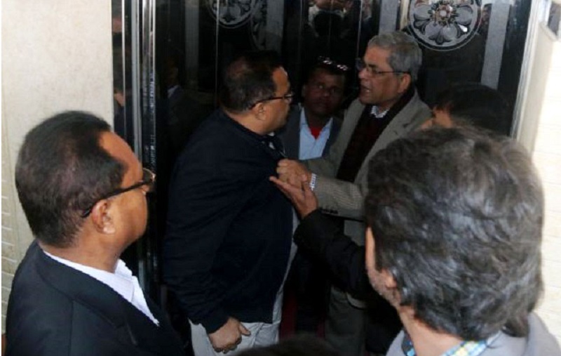 বগুড়ায় হঠাৎ বিএনপি নেতার কলার চেপে ধরলেন ফখরুল!