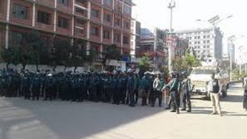 উত্তরায় শ্রমিক-পুলিশ পাল্টাপাল্টি ধাওয়া, যানচলাচল বন্ধ