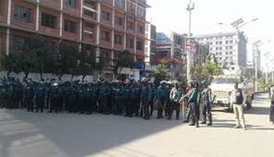 উত্তরায় শ্রমিক-পুলিশ পাল্টাপাল্টি ধাওয়া, যানচলাচল বন্ধ