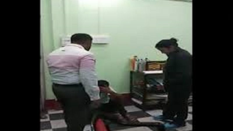বউয়ের সঙ্গে চ্যাট, থানায় ঢুকে যুবককে পেটালেন ডিসি