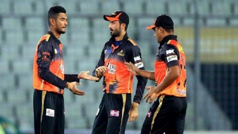 টস জিতে ব্যাটিং নিল খুলনা