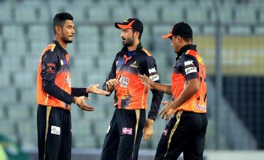 টস জিতে ব্যাটিং নিল খুলনা