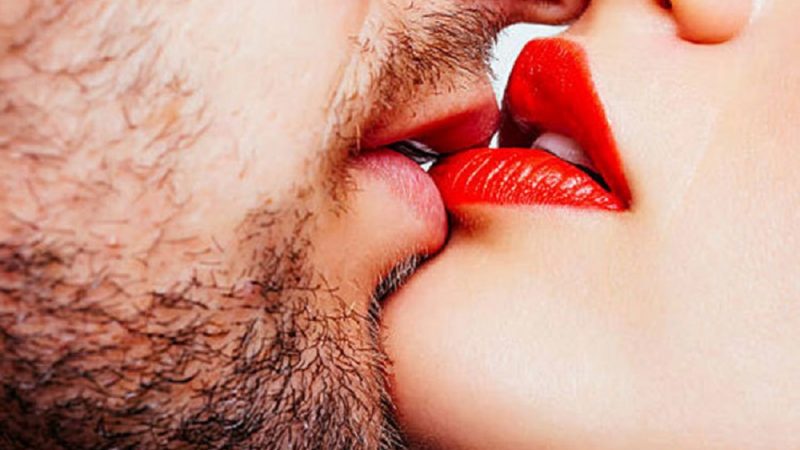 জেনে নিন কোন চুমুর কী মানে