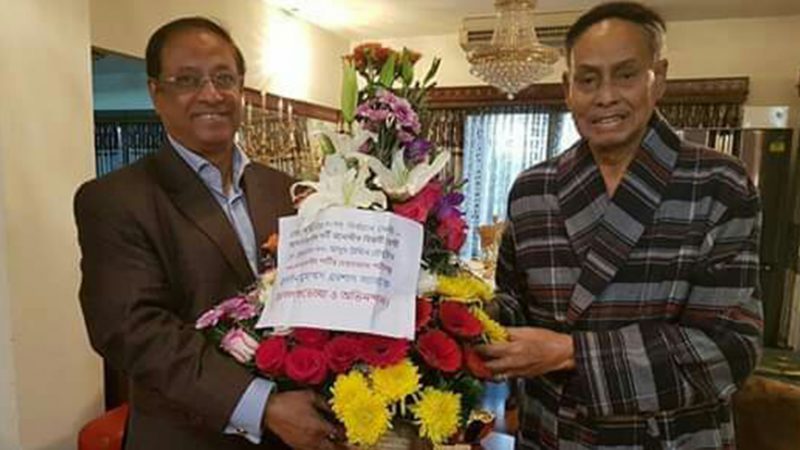 এরশাদ’কে ফুলেল শুভেচ্ছা জানালেন নবনির্বাচিত সাংসদ মাসুদ চৌধুরী